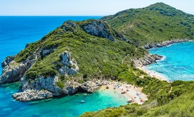 კორფუს სანაპირო მთებს შორის