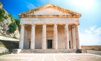 ანტიკური ტაძარი სვეტებით